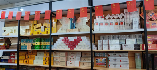 决定设计30平方米卷烟展示柜与背柜作为卷烟陈列专区,营造出既舒适